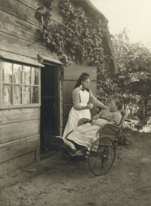 826288 Afbeelding van een diacones aan het werk als wijkverpleegster onder de landarbeiders te Soest.N.B. Deze ...